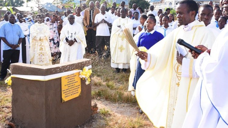 Uzinduzi wa jiwe la Msingi wa kujenga nyumba ya mapadre