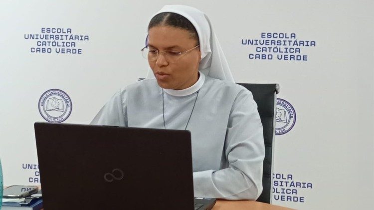 A irmã Claurita (Orionita) administrando o curso