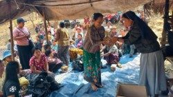 Rehoľníčka v Mjanmarsku rozdáva jedlo v utečeneckom tábore