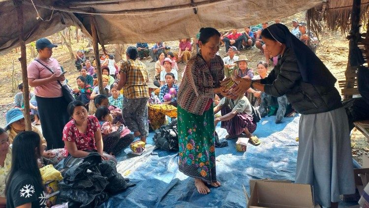 Rehoľníčka v Mjanmarsku rozdáva jedlo v utečeneckom tábore