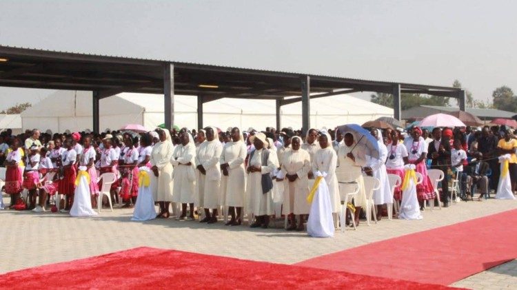 Participantes na Missa de encerramento do Jubileu de Ouro da Diocese de Ondjiva