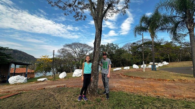 Manuela e Felipe com a árvore que plantaram há 5 anos