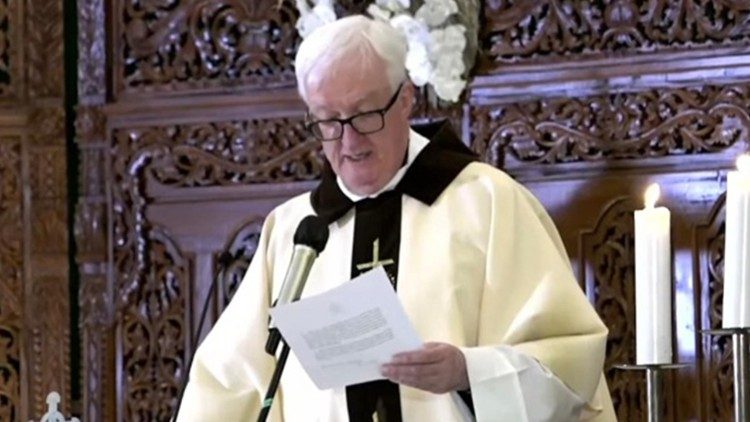 El Prior General lee la carta del Papa 