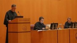 Padre Josepf Farrell discursa durante o 188º Capítulo Geral dos agostinianos.