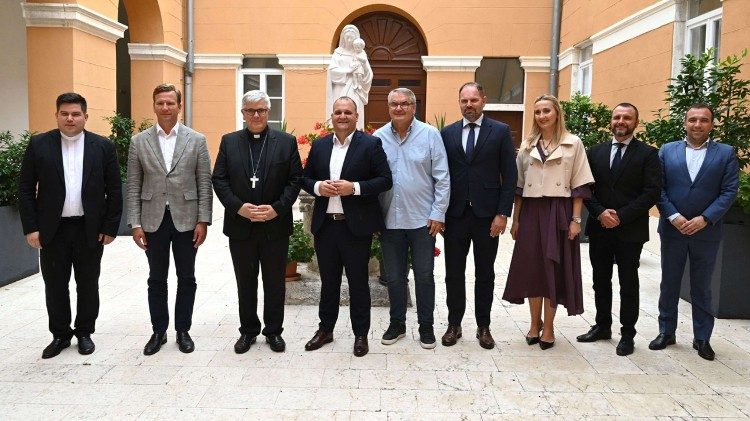 Sudionici potpisivanja ugovora između Zadarske nadbiskupije i Općine Preko (foto: Ines Grbić)