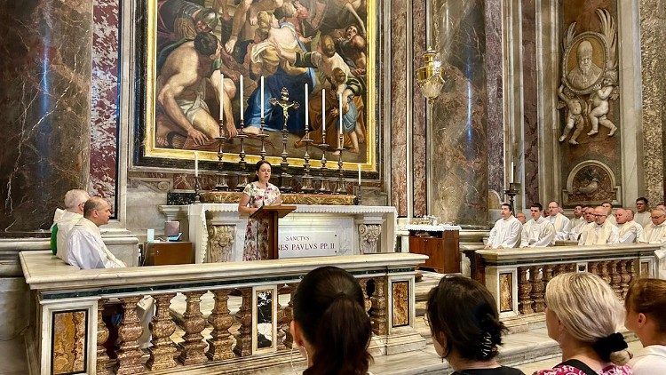 Polacy licznie gromadzą się co tydzień na czwartkowej Mszy św. przy grobie Papieża Polaka