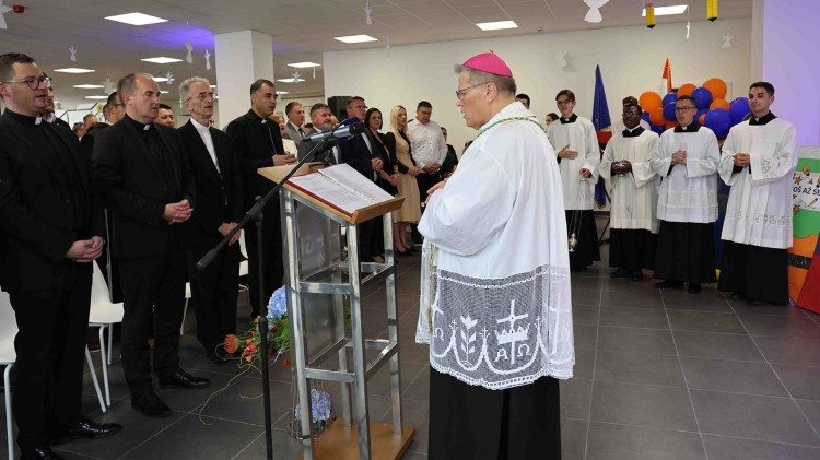 Nadbiskup Đuro Hranić na otvorenju katoličke osnovne škole u Slavonskom Brodu (foto: Brankica Lukačević)