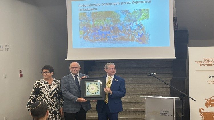 Potomek ocalonych Jeffrey Cymbler przekazuje prezent krewnemu Sprawiedliwego - Piotrowi Kuźniarowi