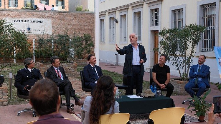 Un momento dell'incontro con Toni Servillo nel carcere di Santa Maria Maggiore