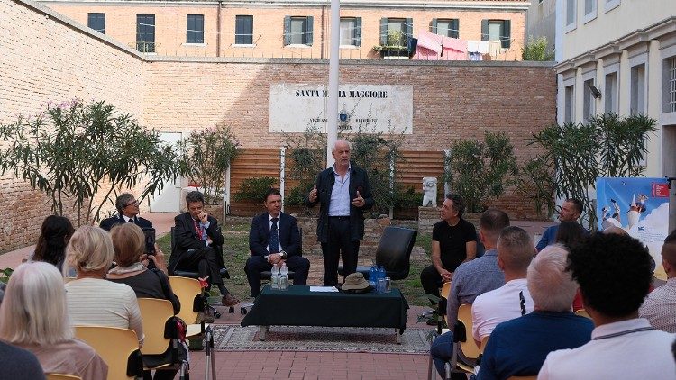 L'incontro tra Toni Servillo e i detenuti del carcere di Santa Maria Maggiore a Venezia