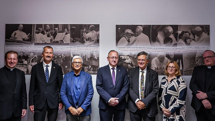 Delegacja IPN na czele z dr. hab. Karolem Polejowskim spotyka się z delegacją Dykasterii ds. Komunikacji na czele z prefektem Paolo Ruffinim
