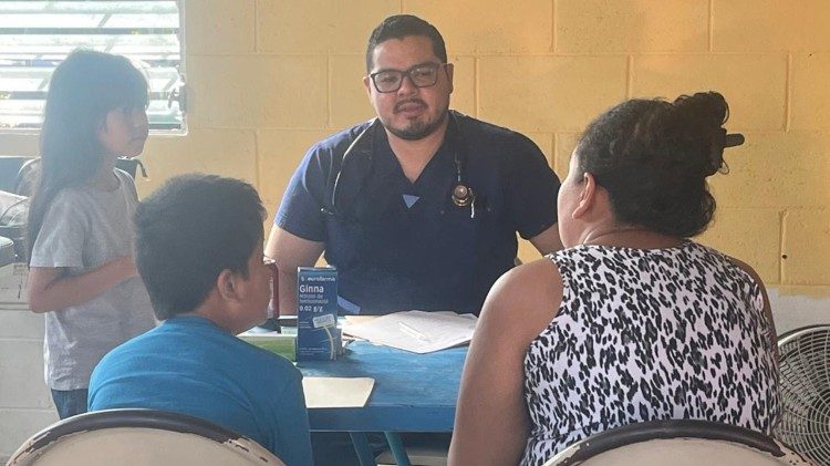 Una delle visite mediche organizzate per la comunità “Las Margaritas” 