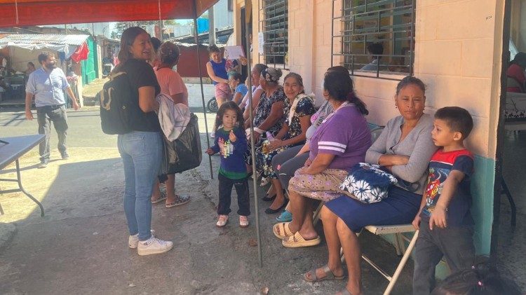 I bambini e le loro famiglie coinvolti nelle attività della Fundación Divina Providencia