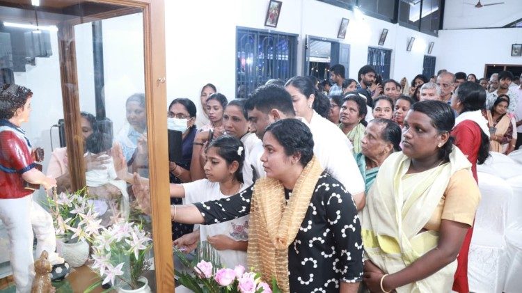 Fedeli venerano la reliquia di Carlo Acutis custodita in una teca