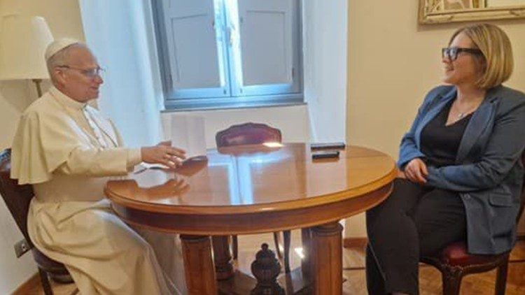 Der Papst mit der Journalistin Elise Ann Allen
