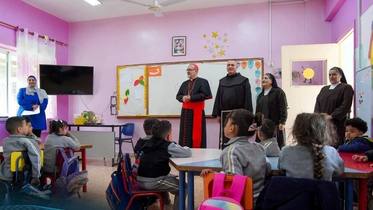 El patriarca Pizzaballa visita las escuelas del Patriarcado.