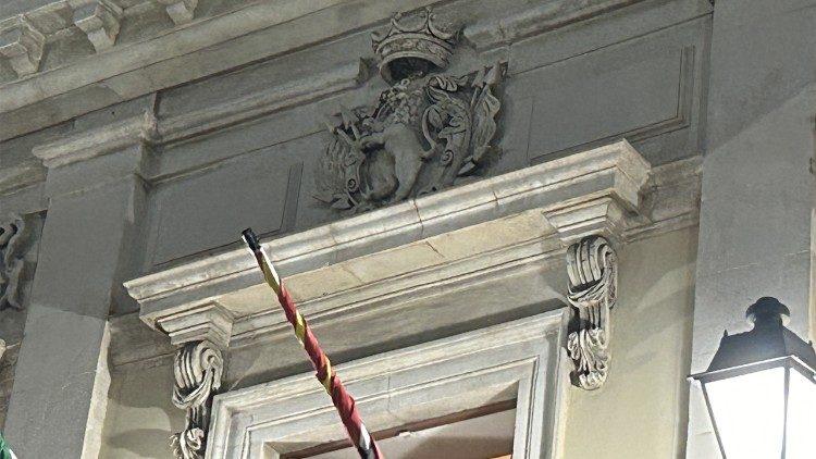 Lo stemma della città sul palazzo municipale