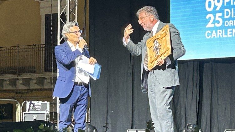 Gaetano Savatteri riceve il premio