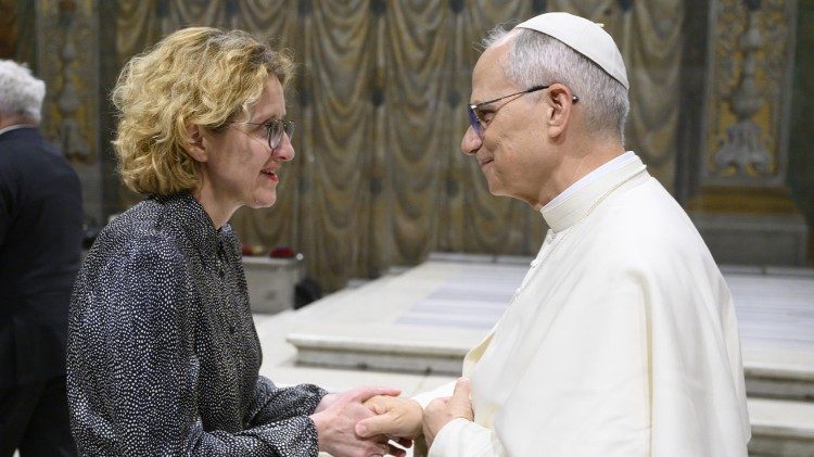 Leonas XIV ir S. Maslauskaitė-Mažylienė kardinolo J. Hossu atminimo pagerbime 2025 m. birželio 2 d.