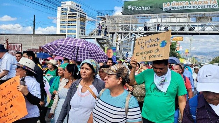 El pueblo hondureño manifesto en las calles pidiendo justicia por Juan Antonio López