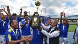 El equipo de la Arquidiócesis de Popayán (Colombia) recibe el trofeo como campeón de la Décima Copa de la Fe