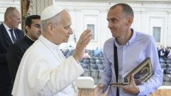 Bodon Péter, a Ferences Mária Liga alapítója köszönti Leó pápát a szerdai általános kihallgatáson