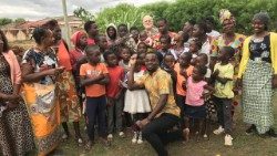 El padre franciscano Jorge Bender junto a miembros de su comunidad en Mozambique 
