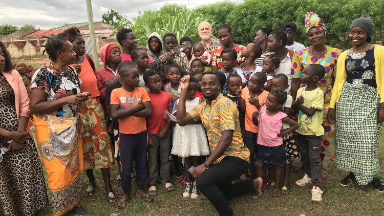 El padre franciscano Jorge Bender junto a miembros de su comunidad en Mozambique 
