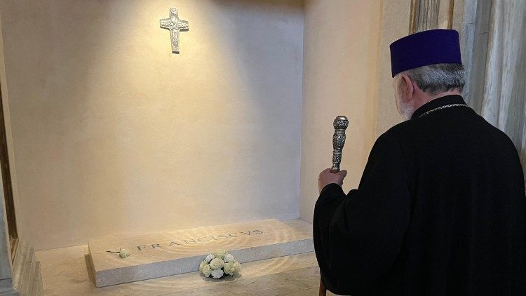 Catholicos Karekin II at the tomb of Francis in the Basilica of St Mary Major