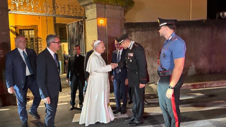 Papst Leo tritt aus dem Tor seiner Residenz