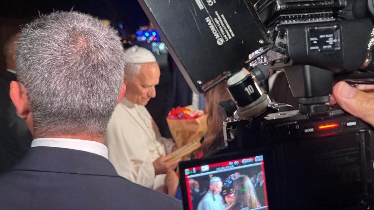 Un gruppo di fedeli consegna dei doni al Papa