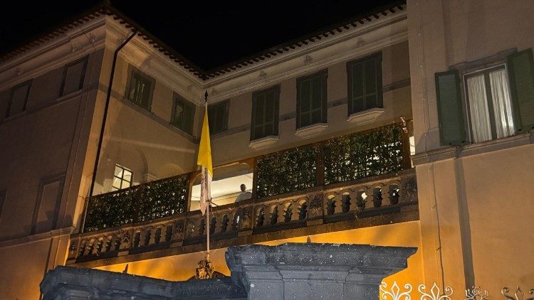 Der Papst auf dem Balkon der Villa Barberini