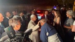 कास्टेल गंडोल्फो से निकलते समय पत्रकारों से बात करते हुए, संत पापा लियो 14वें 