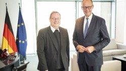 Der Bischof von Limburg, Georg Bätzing, Vorsitzender der Deutschen Bischofskonferenz (DBK) und der deutsche Bundeskanzer Friedrich Merz © Bundesregierung/Guido Bergmann