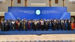 Participantes del VIII Congreso de Líderes de Religiones Mundiales y Tradicionales en Astaná