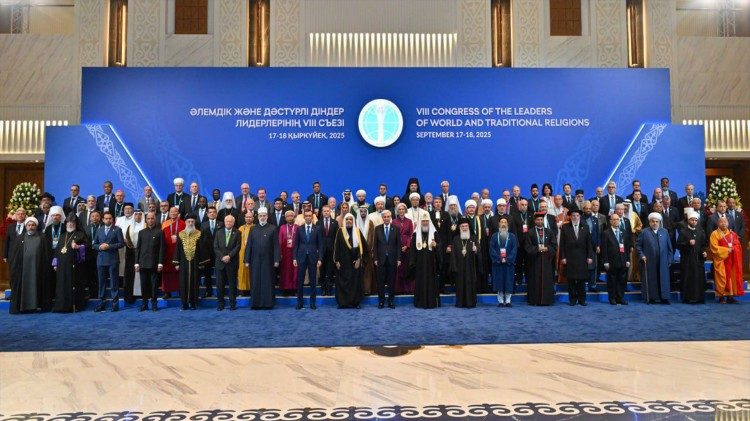 Сумеснае фота ўдзельнікаў VIII Кангрэса лідараў сусветных і традыцыйных рэлігій у Астане