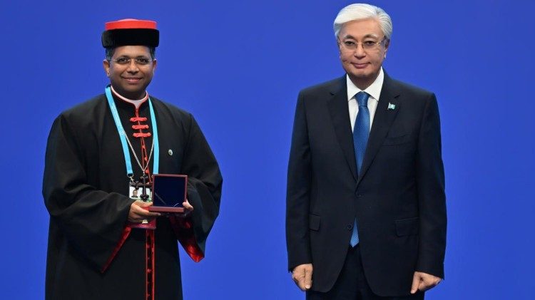 Cardenal George Jacob Koovakad en Astana, kazakhstan, en el Congreso de líderes de religiones mundiales y tradicionales  