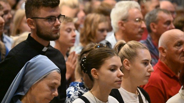 Msza św. przy grobie św. Jana Pawła II zgromadziła wielu wiernych