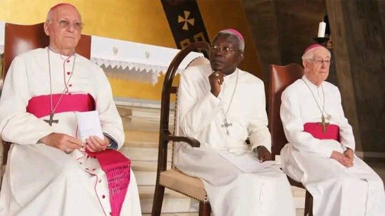 Dom Novatus Rugambwa (C) com dois Bispos da CEAST