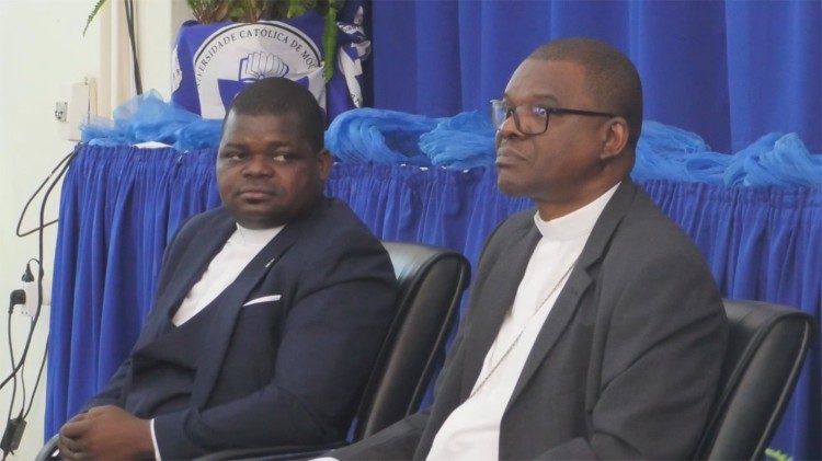 Padre Cantífula de Castro (E) e Dom António Constantino (D)