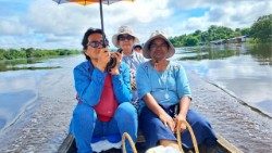 Các Nữ tu Phan Sinh Thừa Sai Đức Mẹ tại Peru đi thuyền dọc sông Amazon để thăm người dân