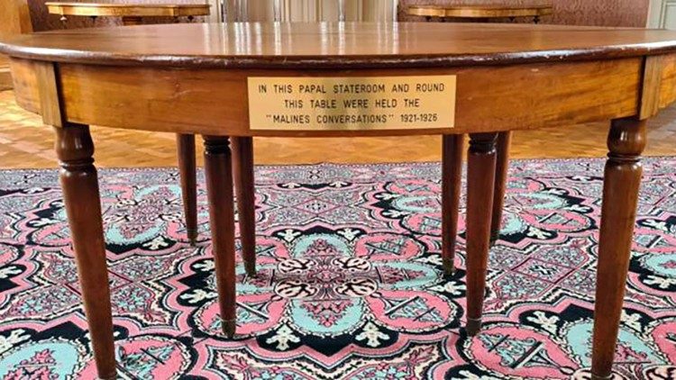 Stalas, prie kurio vyko Mecheleno pokalbiai