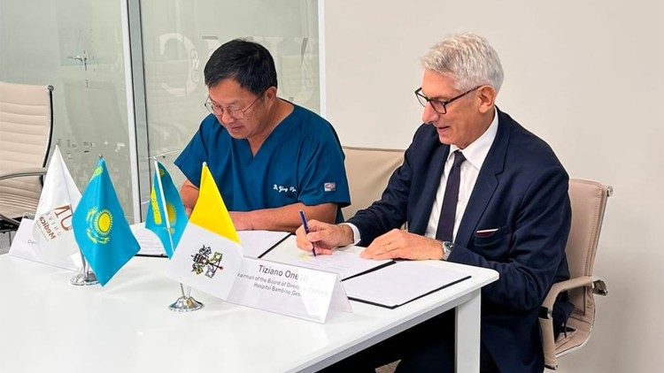 Firma del acuerdo con el University Medical Center de la capital kazaja.