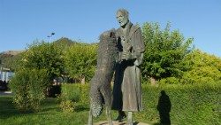 Una statua di san Francesco e il Lupo di Gubbio 