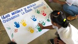 Niños de la comunidad indígena Manak-Kru realizan los talleres de la guía entregada por la REPAM Venezuela