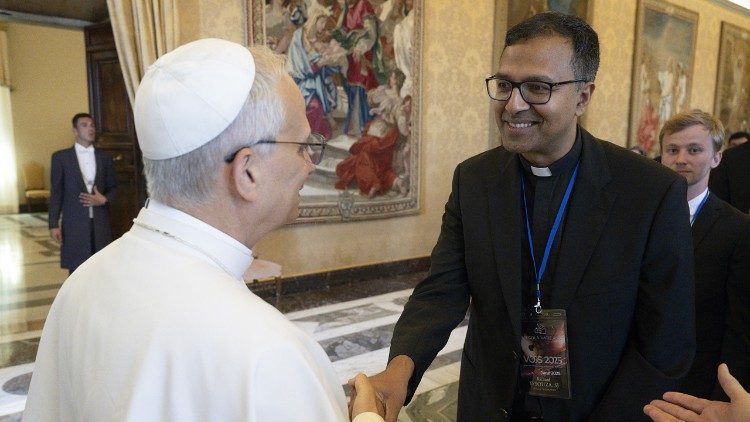 Ксёндз Рычард Энтані Д'Соўза падчас сустрэчы з Папам Львом XIV