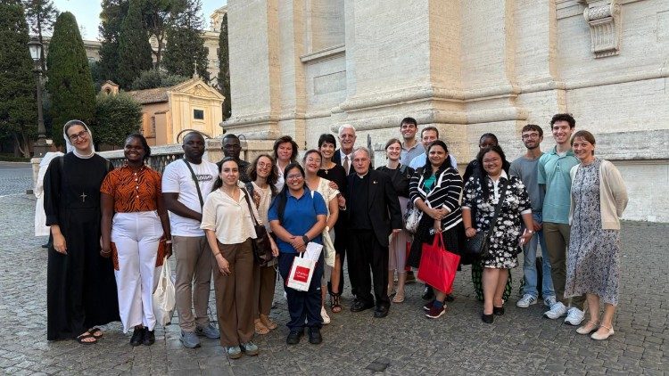 The young communicators together with Diane Foley, who shared her testimony during a prayer vigil in St. Peter’s Basilica