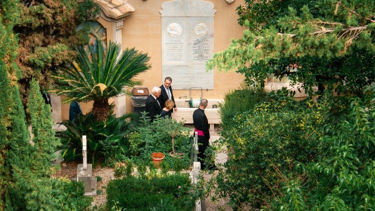 Steinmeier und die Delegation auf dem Campo Santo Teutonico, dem deutschen Friedhof, im Vatikan