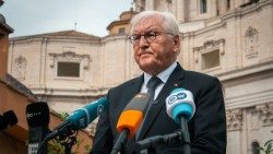 Der deutsche Bundespräsident Frank-Walter Steinmeier bei einem Pressestatement im Campo Santo Teutonico (Archivbild)