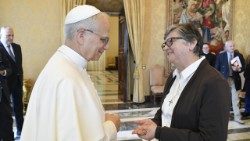 Le Pape Léon XIV et sœur Tiziana Merletti, secrétaire du dicastère pour les Instituts de vie consacrée et les sociétés de vie apostolique, le 22 septembre 2025. 